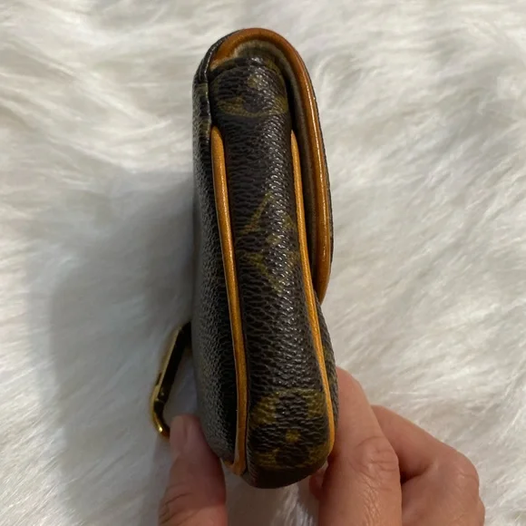 LV authentic Limited Key pouch in monogram - Picture 9 of 16